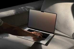 手在笔记本电脑上操作