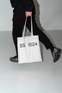 手提SS 24白色购物袋的人