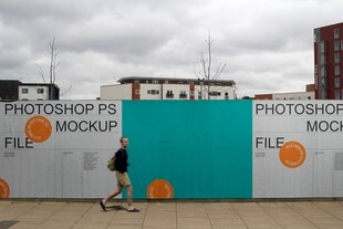 街头行人旁的摄影主题墙