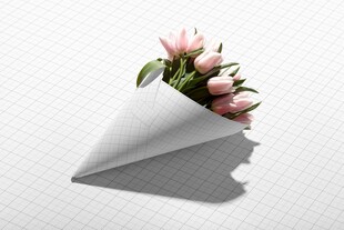 白色纸筒中的粉嫩花束