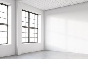 空旷明亮的简约室内空间