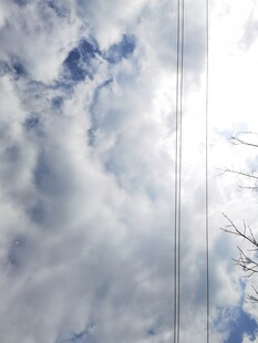 蓝天白云间的冬日景象