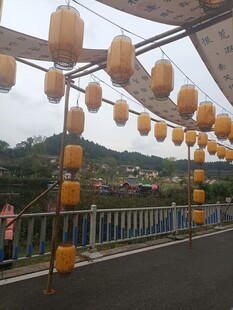 桥上悬挂的黄色灯笼景观