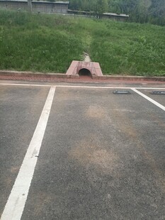 路面上的白色标线与设施