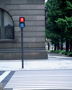 街道上的红色交通信号灯