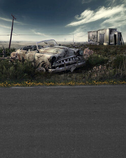 路边废弃汽车与城市远景