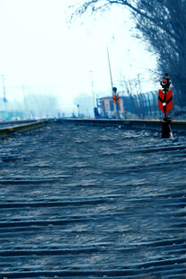 海边漫步的橙色着装者