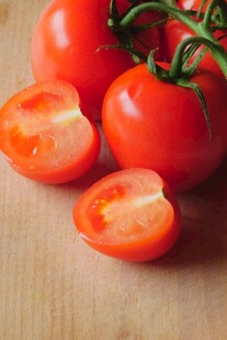 新鲜番茄摆放在木桌上