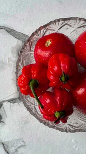 玻璃盘中的鲜红辣椒