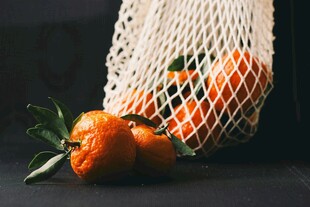 网兜中的新鲜橘子