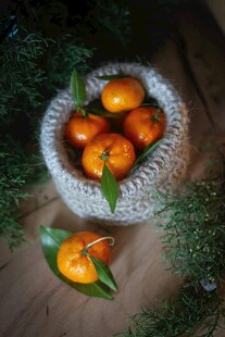 木桌上篮中新鲜柑橘