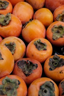 饱满诱人的新鲜柿子