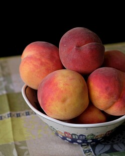 碗中鲜嫩多汁的桃子