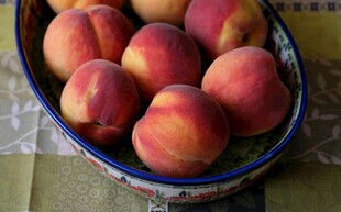 蓝碗中鲜嫩多汁的桃子