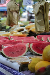 户外摊位的多样水果