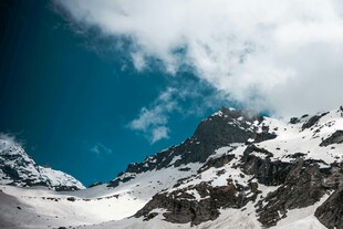 雪山蓝天壮丽自然景观