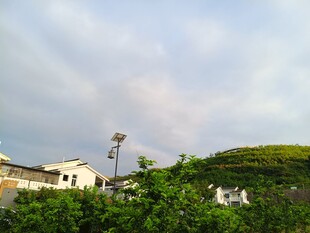 乡村上空的美丽彩虹景象