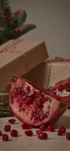 切开的石榴与节日礼物