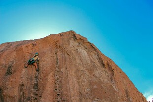 攀岩者挑战陡峭岩石