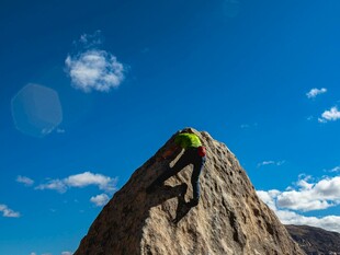 攀岩者挑战高耸岩石