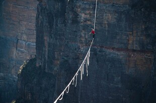 悬崖峭壁上的绳索探险者