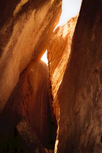 峡谷缝隙间的神秘光影