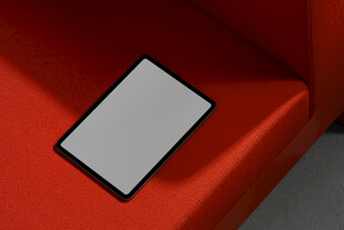 红色背景上的方形物件