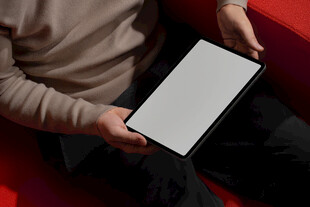 手持平板展示空白屏幕