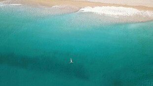 碧海蓝天中的静谧海域