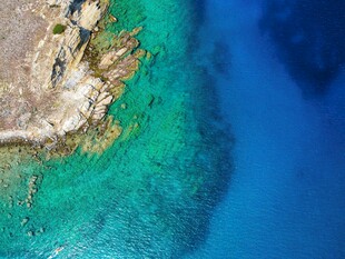 俯瞰绝美海岛清澈海域