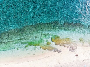 俯瞰清澈海滩与碧蓝海水