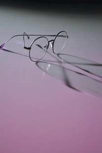 简约透明眼镜特写