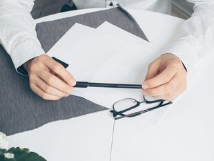 办公场景中的手部与眼镜