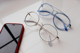时尚眼镜与手机摆拍