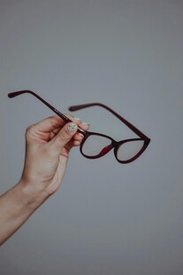 手持复古风眼镜展示