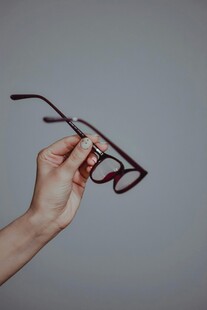 手持复古风眼镜特写