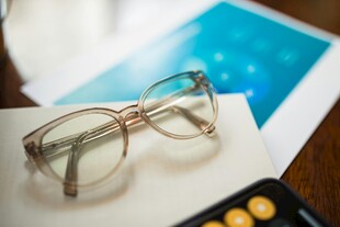 桌上眼镜与办公用品
