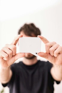 手持空白卡片的男士