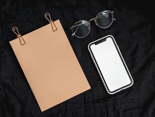 简约桌面文具与电子产品