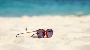 沙滩上的时尚太阳镜