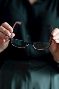 手持精致眼镜特写