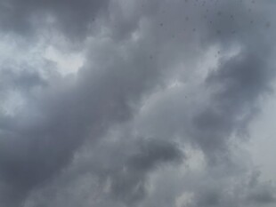 乌云密布的阴沉天空