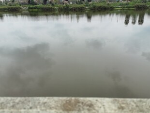 平静湖面映天空景色