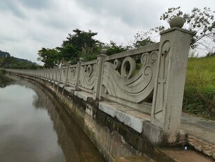 河边精美雕花护栏
