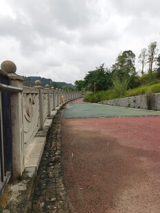 户外多彩步道与围栏景观