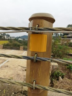 围栏桩黄色标识牌