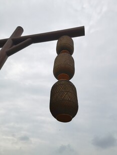 树枝悬挂的古朴灯笼