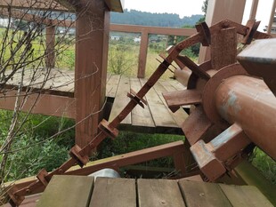 老旧机械装置的局部特写