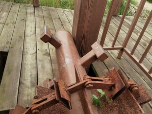 生锈的户外木质栏杆部件