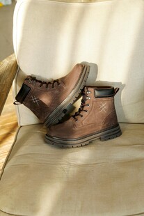 复古风格棕色系带工装靴